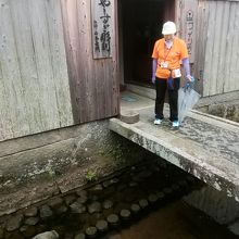 建物に入る石橋