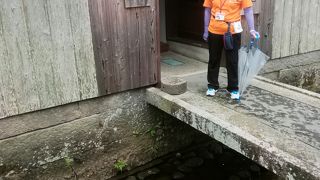 焼杉の彫刻が見事な建物