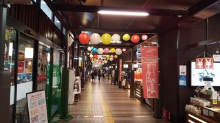 駅のお土産ショップ街