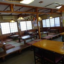 椅子席と小上がり席があります。