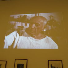 真剣に描くピカソの動画。