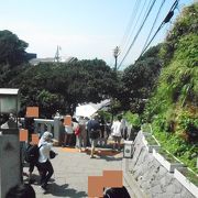 江ノ島の奥の方の急な階段の場所でした。