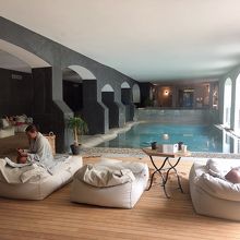 プールとサウナ、それぞれ3つずつあった