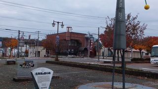 このモニュメントの場所が重心なのではありません。