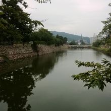 お堀を超え場内へ向かう。