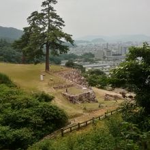 天球丸跡を望む