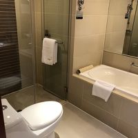 狭めのバスタブ&お湯チョロチョロ