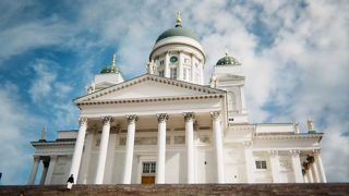 青い空に映える白い大聖堂