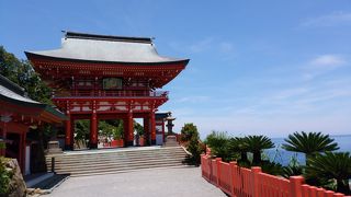 海に映える朱色