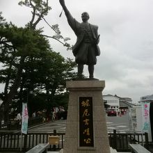 築城した堀尾吉晴公の銅像