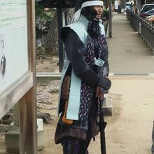 城内を案内するガイドさん