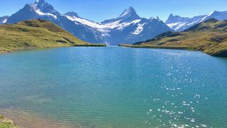 ヴェッターホルンやシュレックホルンを背景にした美しい湖