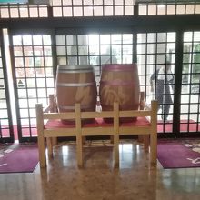 バッカス入口のワイン樽のオブジェ