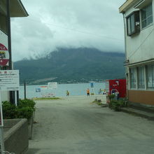 真正面に桜島、山頂が曇ってますが・・・・