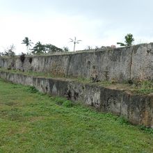 住宅地の脇道を進むと道が開けて石段が・・・