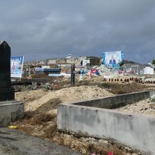 遺跡周辺には一般の人のお墓が…