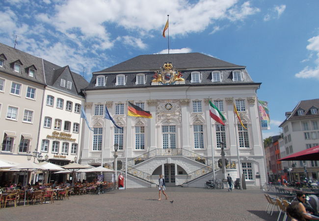 マルクト広場に面しています。