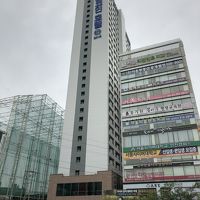 駅前のひょろ長いビル