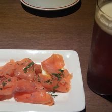 サーモンマリネ　￥５４０　ほぼスモークサーモンそのまま
