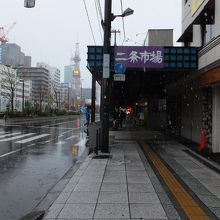 いきなり歩道が市場に突入。
