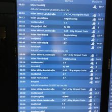 空港ロビー内の電車の時刻表
