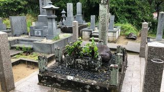 現代的なお墓に囲まれています