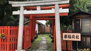 趣のあるきつねの像があります