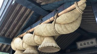 迫力のあるしめ縄が見られます