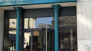 日本語の本が勢揃い、ランドセルも売っていました。