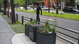 間隔を置いて彫像が並んでいる