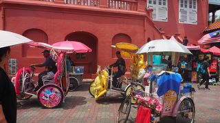 ド派手な日本の漫画キャラクターで装飾された人力車