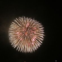 無料のスペースは橋が邪魔するちょっと外れ場所