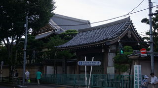 境内が通りを挟んで左右に分かれていること