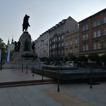 早朝のマテイキ広場