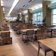 お土産店も併設された広い店内