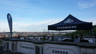 プラハ城前のスタバ