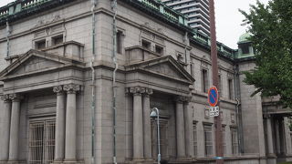 重厚な歴史を感じる建物