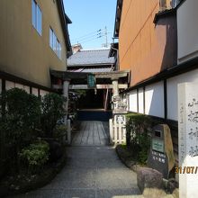 ひっそりと佇む神社入口