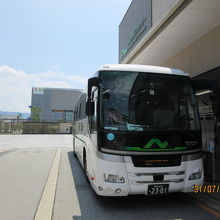 高山バスターミナルと高速バス