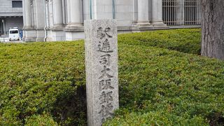 日本銀行大阪支店の斜め前