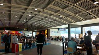 市内に近い便利な空港。小さいですが綺麗です