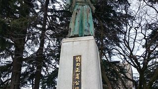富山城城主の像