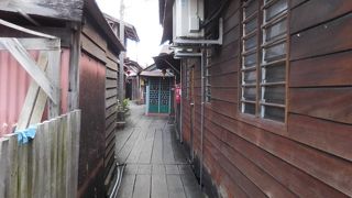 土産物屋が並ぶ桟橋になっています