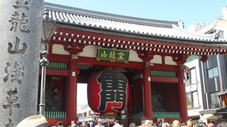 浅草といえば映像はいつもこの雷門。実際の提灯はさほど大きくない。