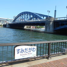 青空の日は、川面も青くて、臭いも少なく、気分爽快。