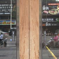 玄関の自動ドアには、日本語で「自動 軽く押してください」