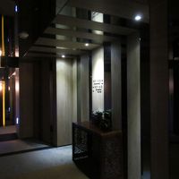 客室階のエレベーターホールや廊下は照明を抑えてあります