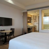 入口ドア横にハンガーラック、ホワイエに洗面所と面白い配置です