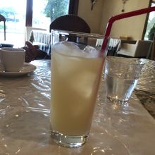 グレープジュースとホットコーヒー