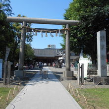 浅草寺が巨大なので、小さく見えるが、境内もそこそこ。